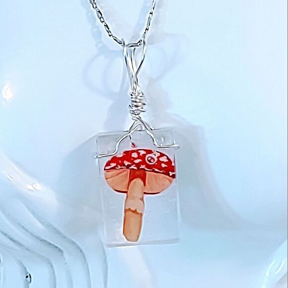 HAND CRAFTED RESIN PENDANT WITH FAIRY MUSHROOM INSIDE ON SILVER PLATED CHAIN 26" - Picture 4 of 8